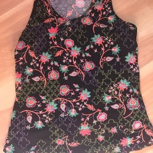 2 women’s large tanks